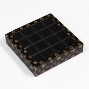 Коробка на 16 конфет черная "Золотые снежинки" (17,7*17,7*3,8 см, пенал) 