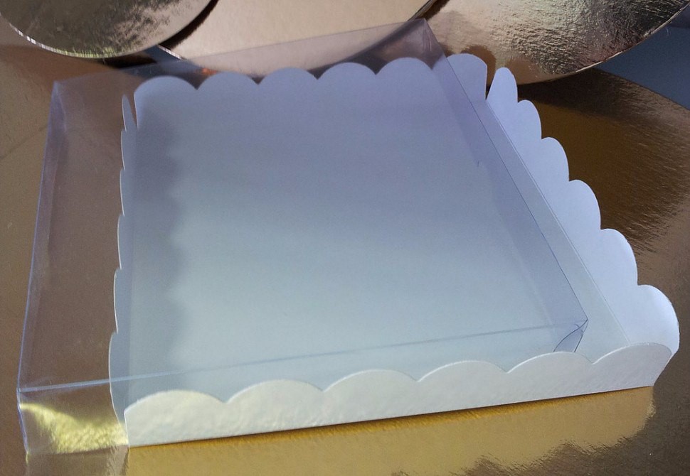 Коробка ажурная 21*21*3 см белая с пластиковой крышкой