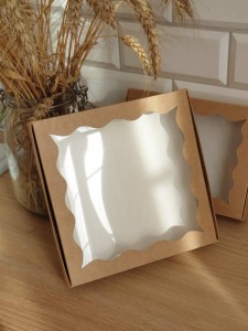 Коробка 20х20х3,5 см крафт с фигурным окном