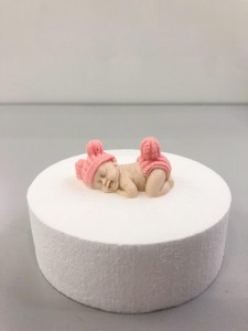 Фигурка декоративная "Младенец девочка" из пищевой глазури 